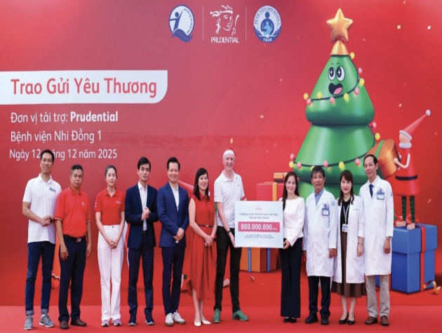 Prudential trao 2.600 phần quà Giáng Sinh cho bệnh nhi tại TP.HCM và Hà Nội
